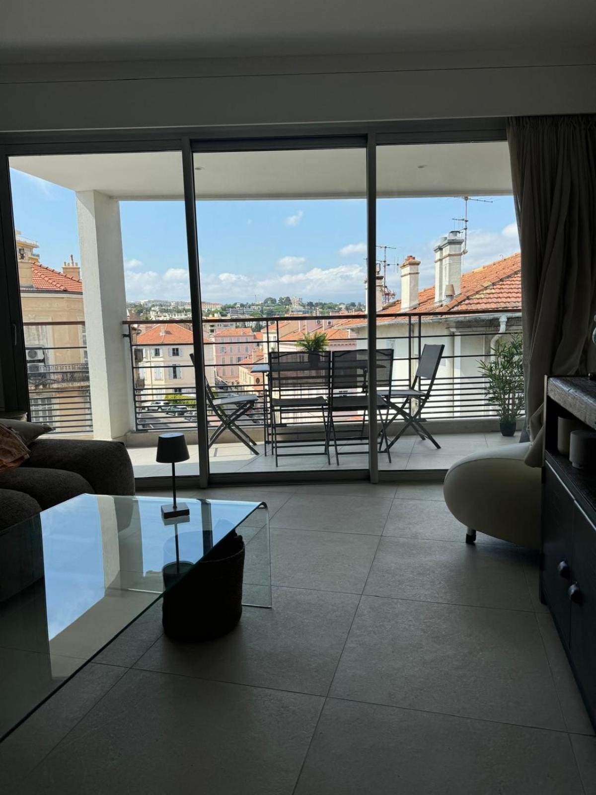 Cavell - * Cannes
